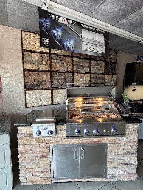 Delta Heat 32" Grill Display Unit